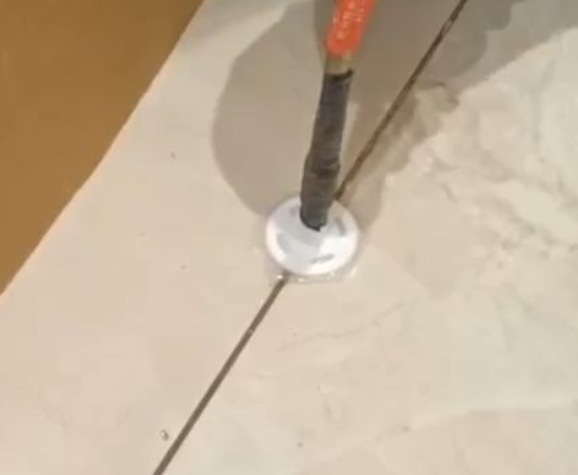 厦门市瓷砖空鼓维修公司专业解答瓷砖在铺贴过程中，如果没有涂抹均匀到位的粘结材料（如水泥砂浆或瓷砖胶），可能会导致以下问题