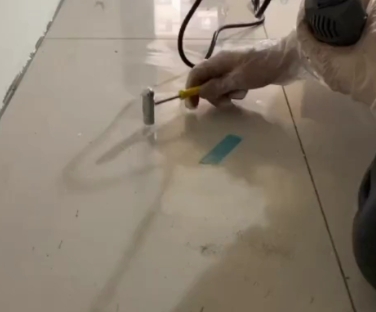 厦门市瓷砖开裂维修公司专业分享瓷砖在铺贴前如果没有沥干水分，将会导致以下问题