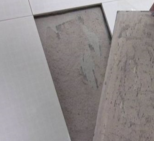 厦门市瓷砖空鼓维修公司分享瓷砖铺贴时如果打浆（即涂抹在瓷砖背面和基层上的砂浆或瓷砖胶）过少，会带来以下问题